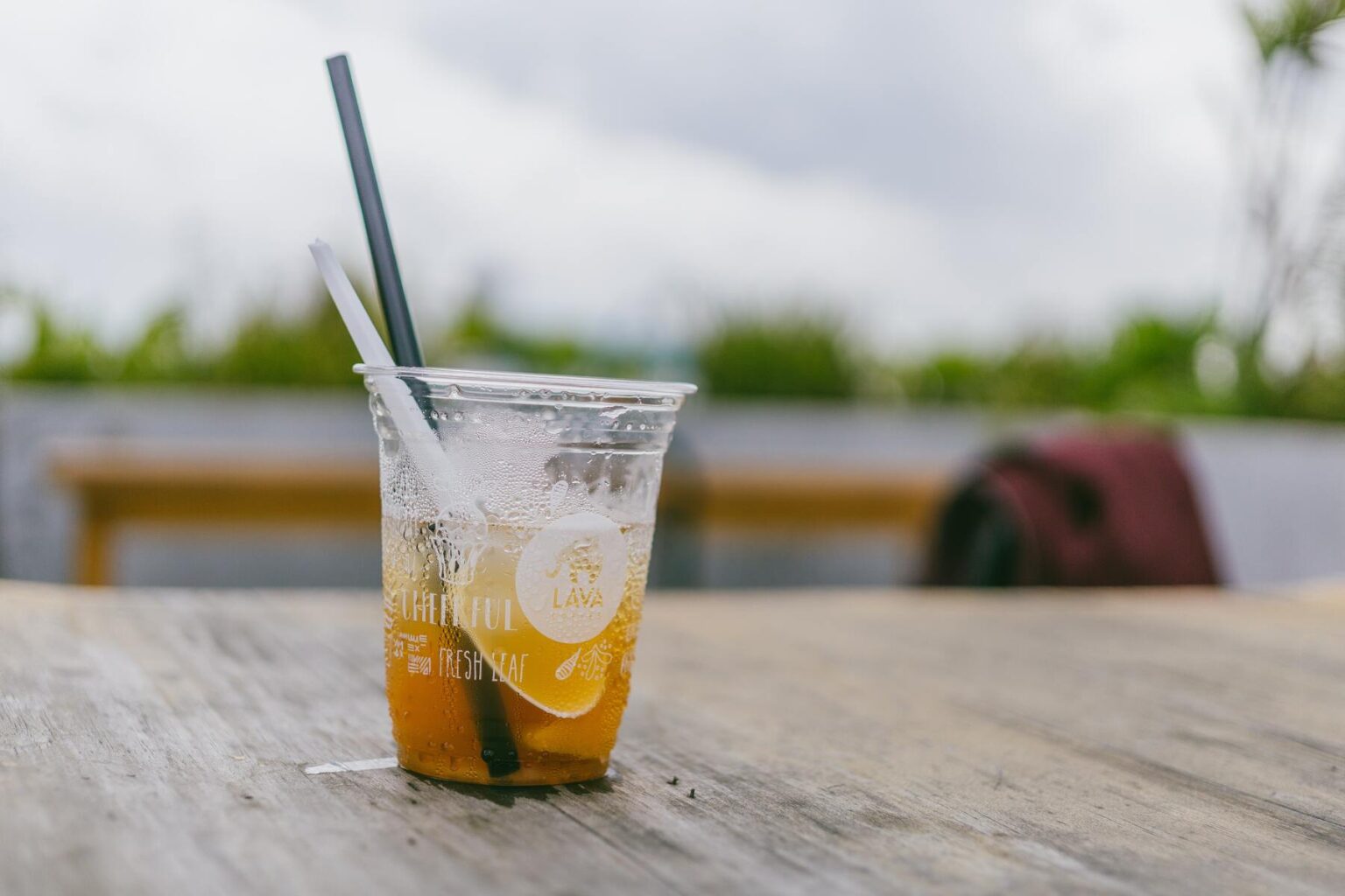 Getting drinks. Сок со льдом в стакане. Ice Tea в стаканчике. Ice Tea в пластиковом стакане чай со льдом. Напиток в воздухе.